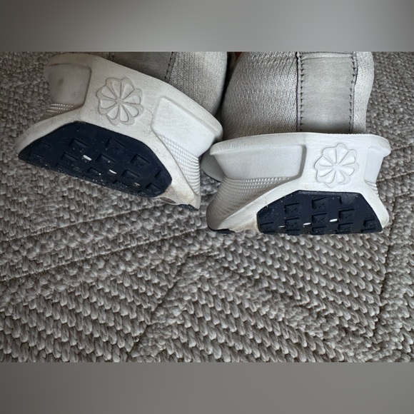 Nike White and Orange Athletic Sneakers - Picture 14 of 15